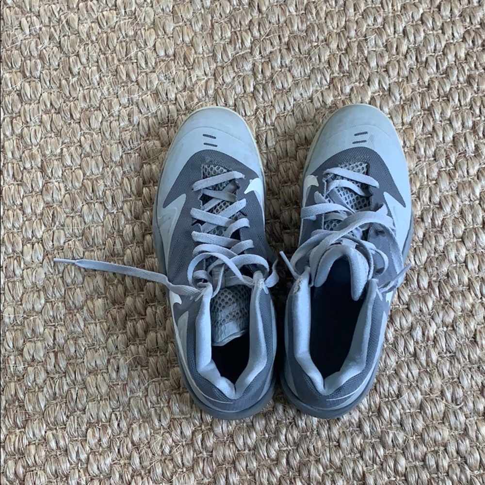 Men’s size 8.5 Nike basketball shoes
